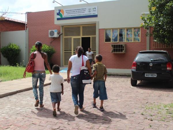 M&atilde;es estiveram na Delegacia de Prote&ccedil;&atilde;o &agrave; Crian&ccedil;a e ao Adolescente (DPCA).(Imagem:Gilcilene Ara&uacute;jo/G1)
