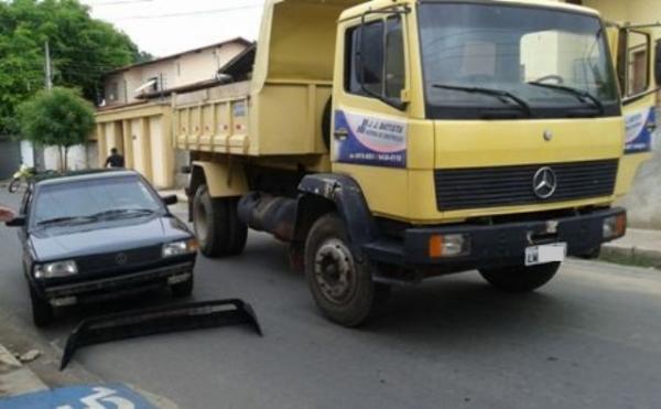 Acidente entre ca&ccedil;amba e ve&iacute;culo de passeio resulta em danos materiais em Floriano.(Imagem:Piau&iacute;Not&iacute;cias)