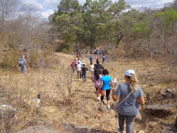 Alunos do Col&eacute;gio Estadual participaram da 3&ordf; Trilha Ecol&oacute;gica.(Imagem:FlorianoNews)