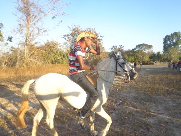 Festa dos vaqueiros &eacute; comemorada com corrida de cavalos localidade Manga.(Imagem:FlorianoNews)