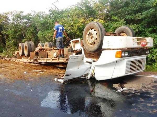 Caminhão carregado de porcos capota na BR 402 e provoca morte de motorista em Luis Correia