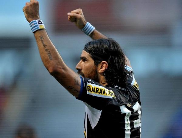 Loco Abreu comemora um dos gols que fez na final da Ta&ccedil;a Rio.(Imagem:Fernando Soutello / Agif)