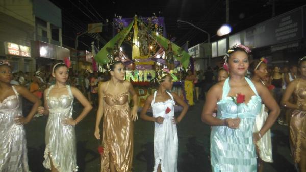Desfile das escolas de samba agitam &uacute;ltimo dia de carnaval em floriano.(Imagem:FlorianoNews)