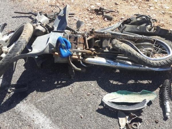 Mãe e filha morrem em colisão envolvendo moto e caminhão no Piauí