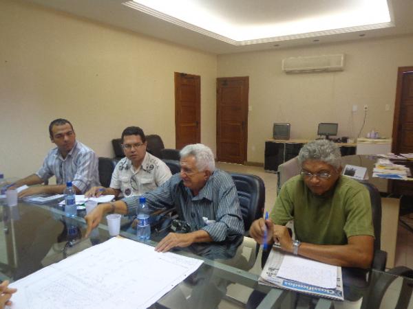 Reuni&atilde;o discute preparativos da Feira Agropecu&aacute;ria de Floriano.(Imagem:FlorianoNews)