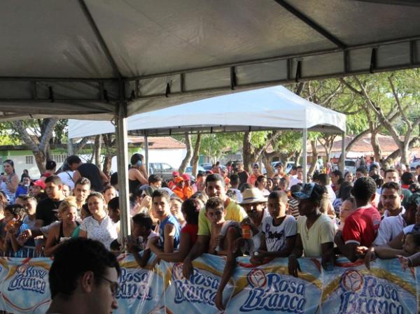 Pessoas esperam por um peda&ccedil;o de bolo.(Imagem:Yara Pinho/G1)