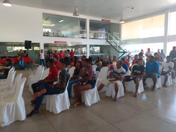 Caf&eacute; da manh&atilde;, ben&ccedil;&atilde;o solene e m&uacute;sica ao vivo marcam os 22 anos da Cajueiro Motos em Floriano.(Imagem:FlorianoNews)