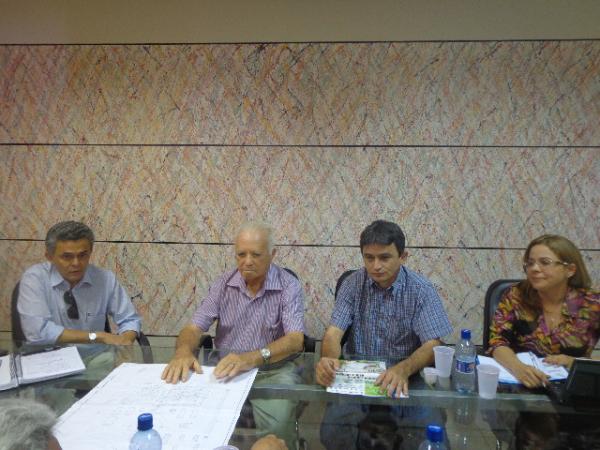 Reuni&atilde;o discute preparativos da Feira Agropecu&aacute;ria de Floriano.(Imagem:FlorianoNews)