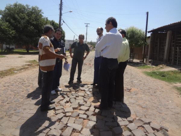 Superintendente da Codevasf visitou obras de esgotamento sanit&aacute;rio em Floriano.(Imagem:FlorianoNews)