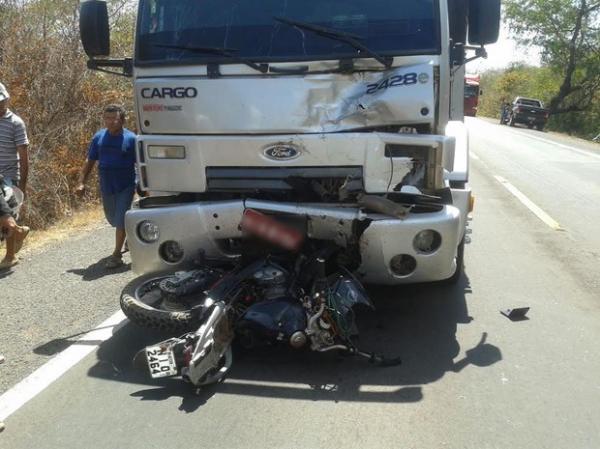 Motociclista morre após colidir de frente com carreta na BR-316 no Piauí