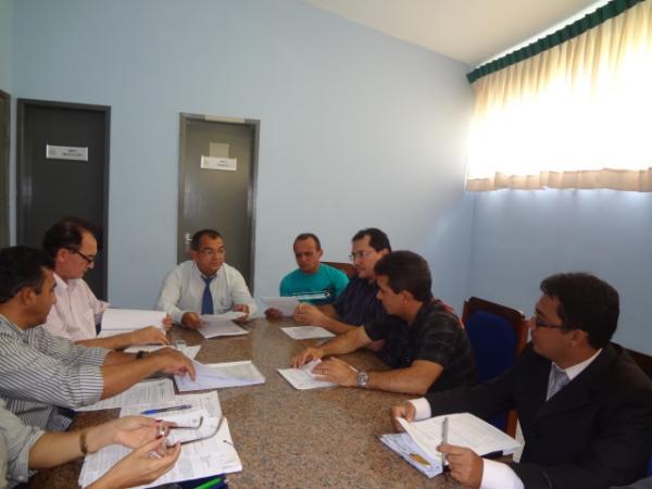 Vereadores se re&uacute;nem com assessoria jur&iacute;dica na C&acirc;mara Municipal.(Imagem:FlorianoNews)