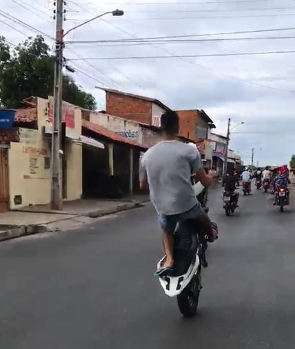 Motociclista sem capacete faz manobra arriscada em Teresina (Imagem:Reprodu&ccedil;&atilde;o)