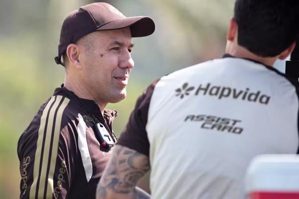 Leonardo Jardim em conversa com Pedro em treino do Flamengo.(Imagem: Gilvan de Souza / Flamengo)