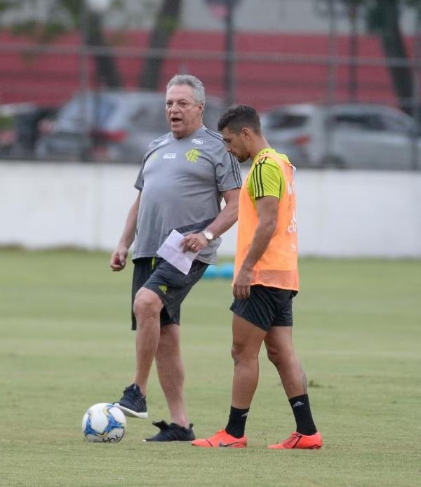 Arrascaeta ao lado de Abel Braga em treino em 2019.(Imagem:Alexandre Vidal / Flamengo)