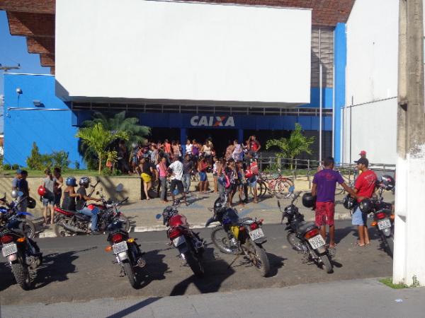 Falso boato sobre Bolsa Família causou tumulto em Floriano.(Imagem:FlorianoNews)