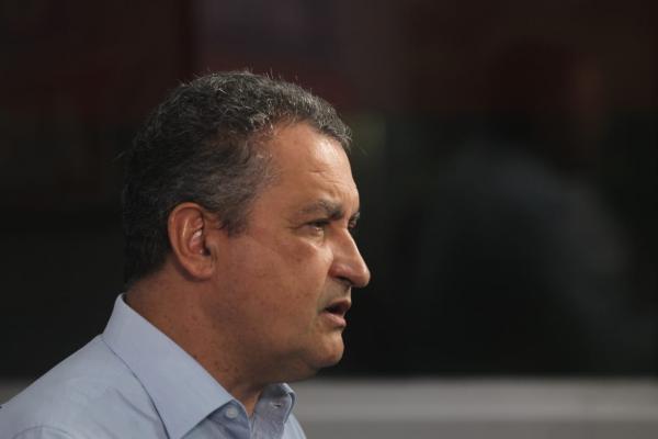 Rui Costa se formou em economia pela Universidade Federal da Bahia (UFBA). Natural de Salvador, ele foi governador da Bahia entre 2014 e 2022. Costa iniciou sua trajetória polític(Imagem:Reprodução)