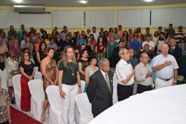 Personalidades s&atilde;o homenageadas com o Titulo de Cidad&atilde;o Florianense.(Imagem:Waldemir Miranda)