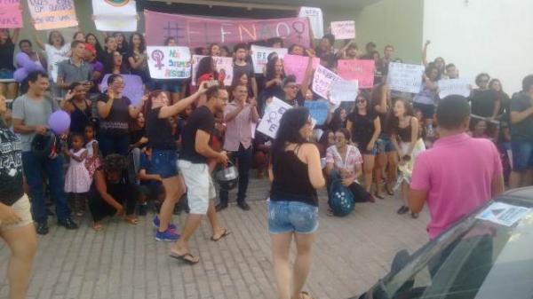 Protesto contra Bolsonaro re&uacute;ne manifestantes em Floriano. (Imagem:Reprodu&ccedil;&atilde;o/Whats App)