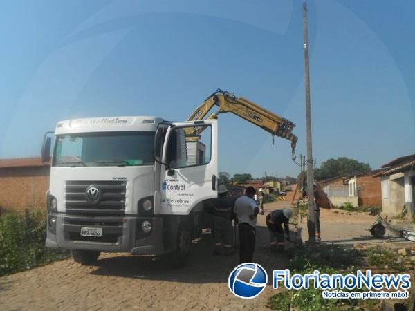 Caminh&atilde;o bate em fia&ccedil;&atilde;o el&eacute;trica e derruba postes em Floriano.(Imagem:FlorianoNews)