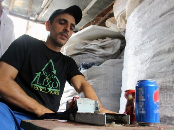 Nas ruas, Jo&atilde;o do Lixo cata latinhas de cerveja e refrigerante e garrafas pet.(Imagem:Fernando Brito/G1)
