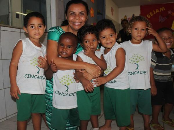 Pedagoga dá exemplo de amor ao acolher mais de 600 crianças no PI