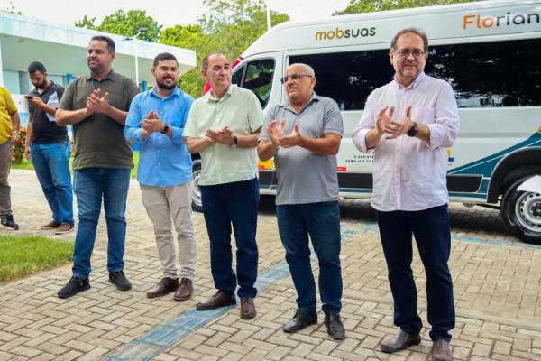 Prefeitura de Floriano entrega van do MobSUAS para fortalecer a assist&ecirc;ncia social.(Imagem:Secom)