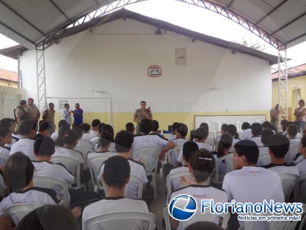 Ronda Cidad&atilde;o realizou palestra sobre drogas no Col&eacute;gio Impacto.(Imagem:FlorianoNews)