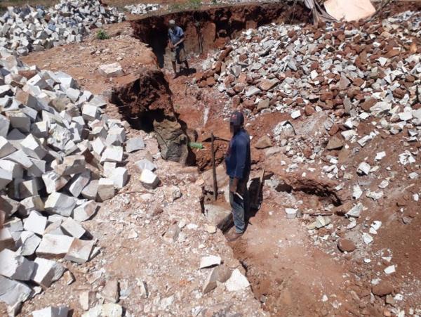 Trabalhadores em situa&ccedil;&atilde;o an&aacute;loga &agrave; escravid&atilde;o trabalhavam em pedreira em Santa Cruz do Piau&iacute;.(Imagem: Divulga&ccedil;&atilde;o/ Minist&eacute;rio do Trabalho)