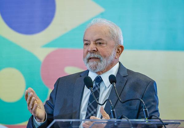 Lula tenta contornar desgastes e acomodar siglas no governo