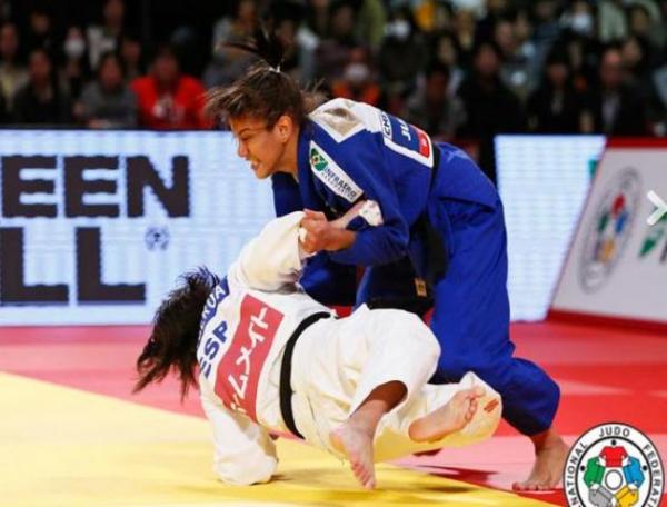  Sarah enfrenta rivais com autoridade e &eacute; bronze em T&oacute;quio.(Imagem:Cidadeverde.com)