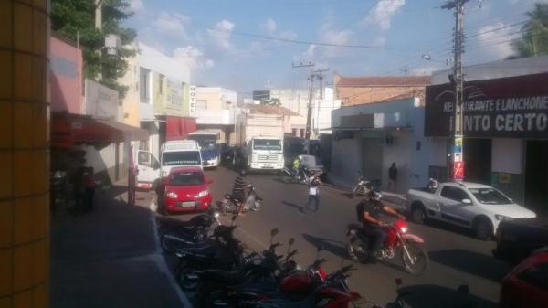Carro desgovernado causa acidente no Centro de Floriano.(Imagem:Divulga&ccedil;&atilde;o)