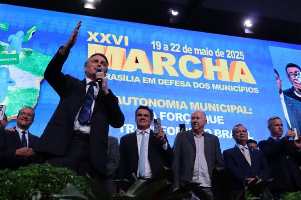 Ciro Nogueira discursa na Marcha dos Prefeitos e leva Jair Bolsonaro, que é aplaudido(Imagem:Ascom)