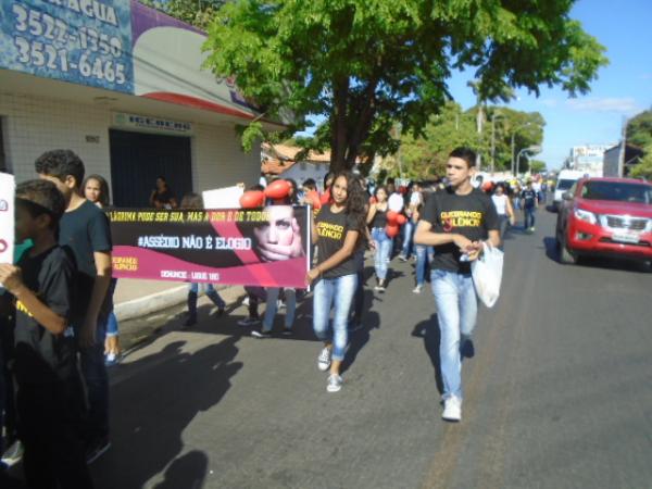 Adolescentes e entidades participam ato contra viol&ecirc;ncia sexual em Floriano.(Imagem:FlorianoNews)
