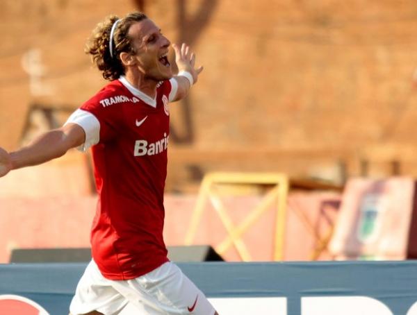 Forlán chegou: com dois do uruguaio, Inter faz 4 a 1 no Flamengo