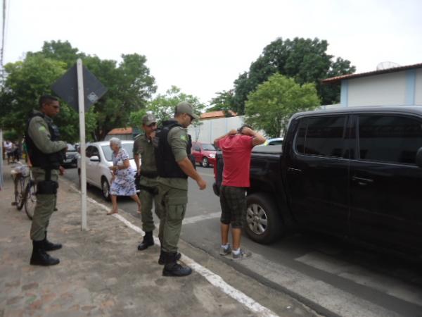 Polícia Militar efetua condução de suspeito durante Operação Carnaval em Floriano.(Imagem:FlorianoNews)