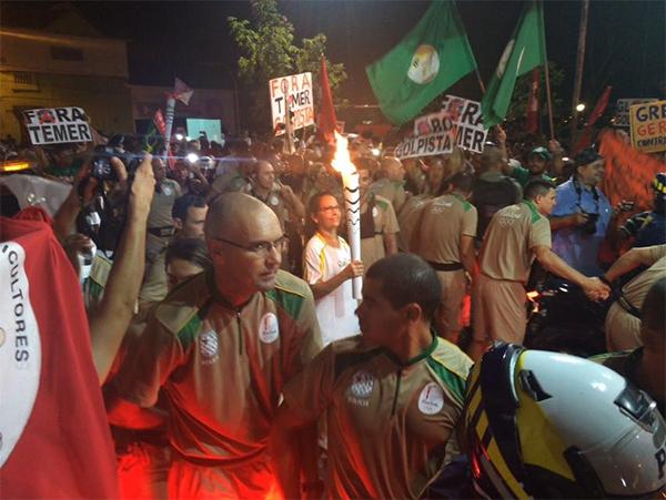 Em dia hist&oacute;rico, emo&ccedil;&atilde;o e protestos marcam passagem da tocha.(Imagem:Cidadeverde.com)