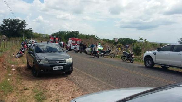 Ve&iacute;culo desvia de moto, sai da pista e capota carro em Floriano.(Imagem:FlorianoNews)