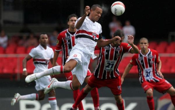 Debaixo de muita chuva, São Paulo passeia e goleia o frágil Botafogo-SP