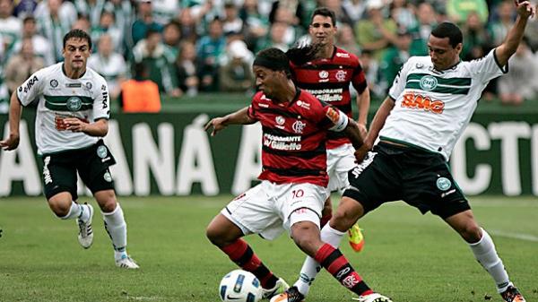 Salários atrasados, jejum de gols e vida agitada de volta à pauta