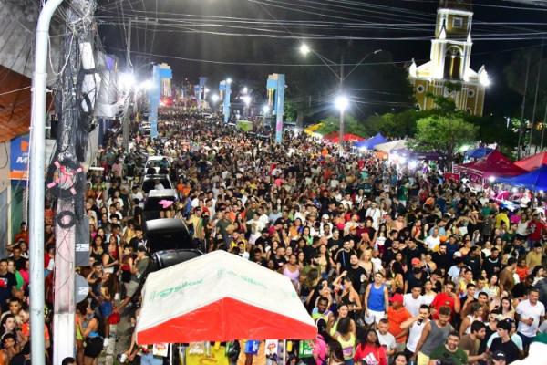 Dany Melody arrasta multid&atilde;o e agita o Carnaval de Floriano(Imagem:Secom )