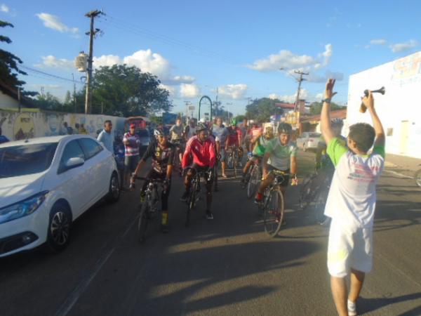 Atletas participam de mais uma edi&ccedil;&atilde;o da Corrida Cicl&iacute;stica do Pequi.(Imagem:FlorianoNews)
