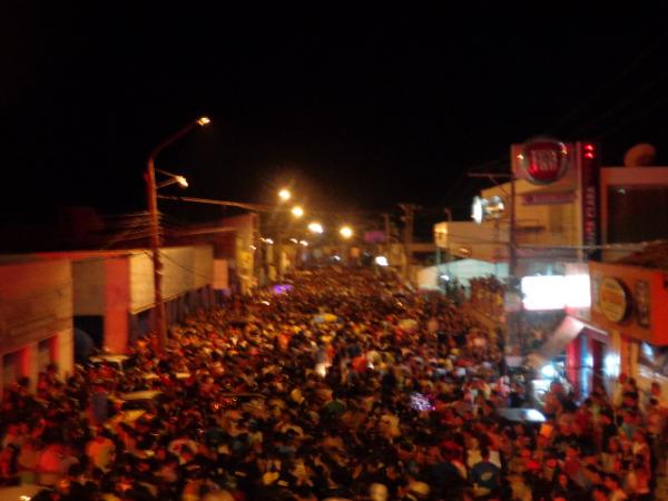 De volta &agrave; Avenida Bucar Neto, 1&ordm; arrast&atilde;o re&uacute;ne multid&atilde;o em Floriano.(Imagem:FlorianoNews)