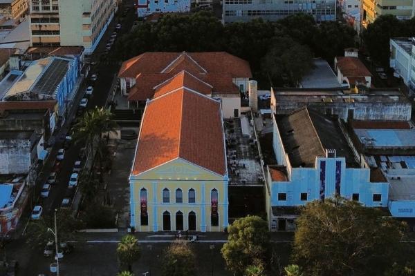 A praça e o Theatro 4 de Setembro, que se conjuga com o Clube dos Diários, a sala Chico Pereira, o espaço Osório Júnior e a galeria formam um corredor cultural com a Central de Art(Imagem:Divulgação)