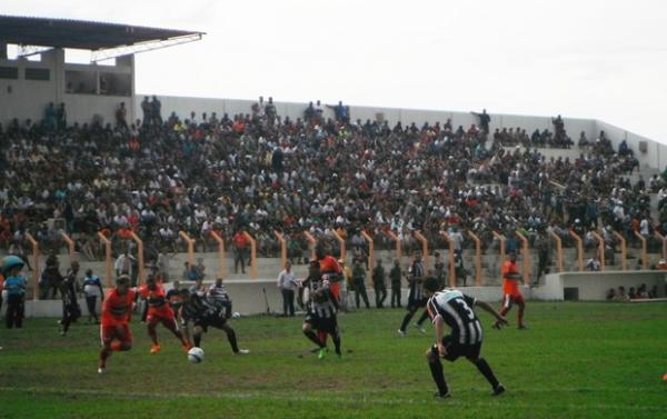 Palco do jogo entre Cori-Sabb&aacute; e River-PI, na abertura do Campeonato Piauiense 2013, Est&aacute;dio Tib&eacute;rio Nunes teve sua ilumina&ccedil;&atilde;o 'emprestada' para o Carnaval pela Prefeitura de Flori(Imagem:FlorianoNews)