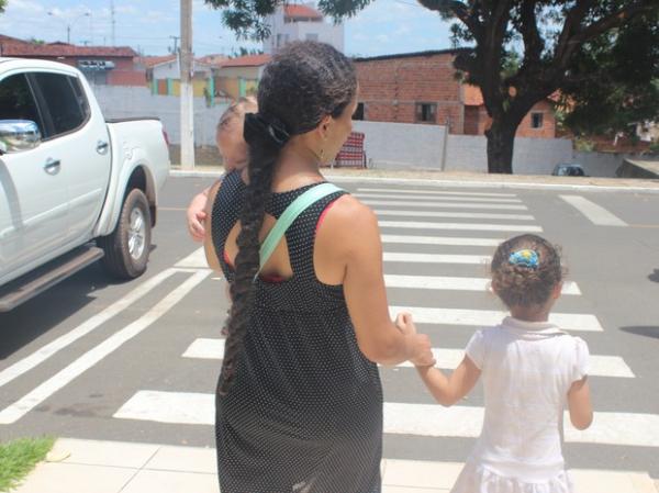 M&atilde;e e filha andam sempre de m&atilde;os dadas durante as caminhadas.(Imagem:Juliana Barros/G1)
