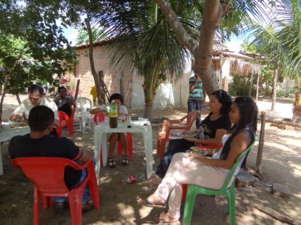  Autoridades pol&iacute;ticas participam de almo&ccedil;o na localidade Pequi.(Imagem:FlorianoNews)