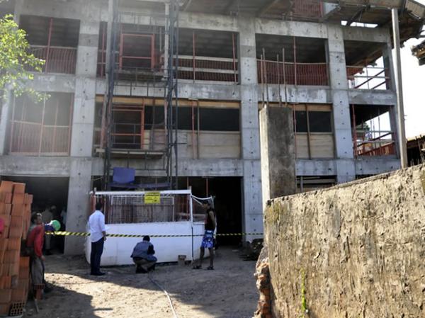 Per&iacute;cia vai investigar as causas da queda do elevador no pr&eacute;dio em constru&ccedil;&atilde;o.(Imagem:Denise Soares/G1)
