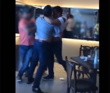 Discussão entre cantor e policial gera confusão e tiro dentro de padaria