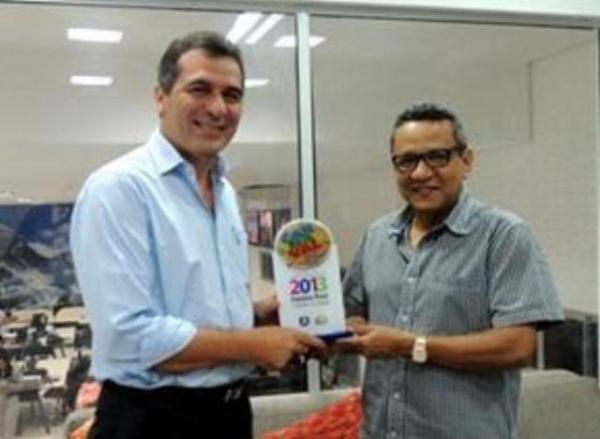 Prefeito de Floriano recebe trof&eacute;u de melhor Carnaval do PI.(Imagem:FlorianoNews)