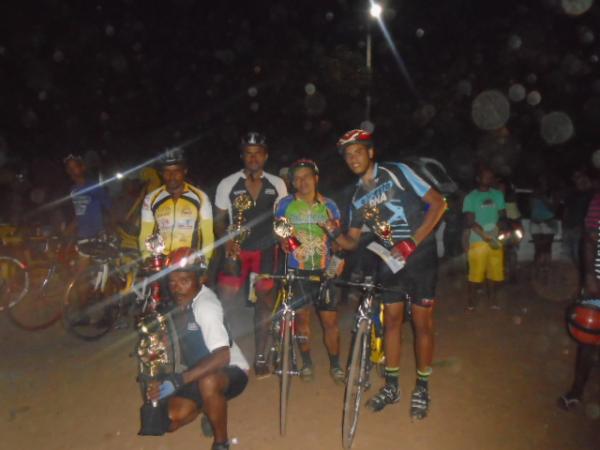Atletas participam de mais uma edi&ccedil;&atilde;o da Corrida Cicl&iacute;stica do Pequi.(Imagem:FlorianoNews)